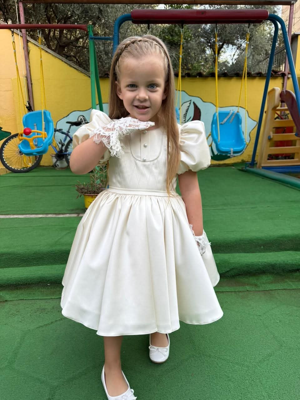 Negozio di abiti da cerimonia e principessa Disney fatti a mano per bambine, ricami personalizzati per neonati. Stile elegante e romantico, colore principale lilla.
