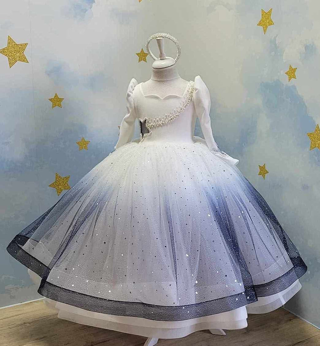Negozio di abiti da cerimonia e principessa Disney fatti a mano per bambine, ricami personalizzati per neonati. Stile elegante e romantico, colore principale lilla.
