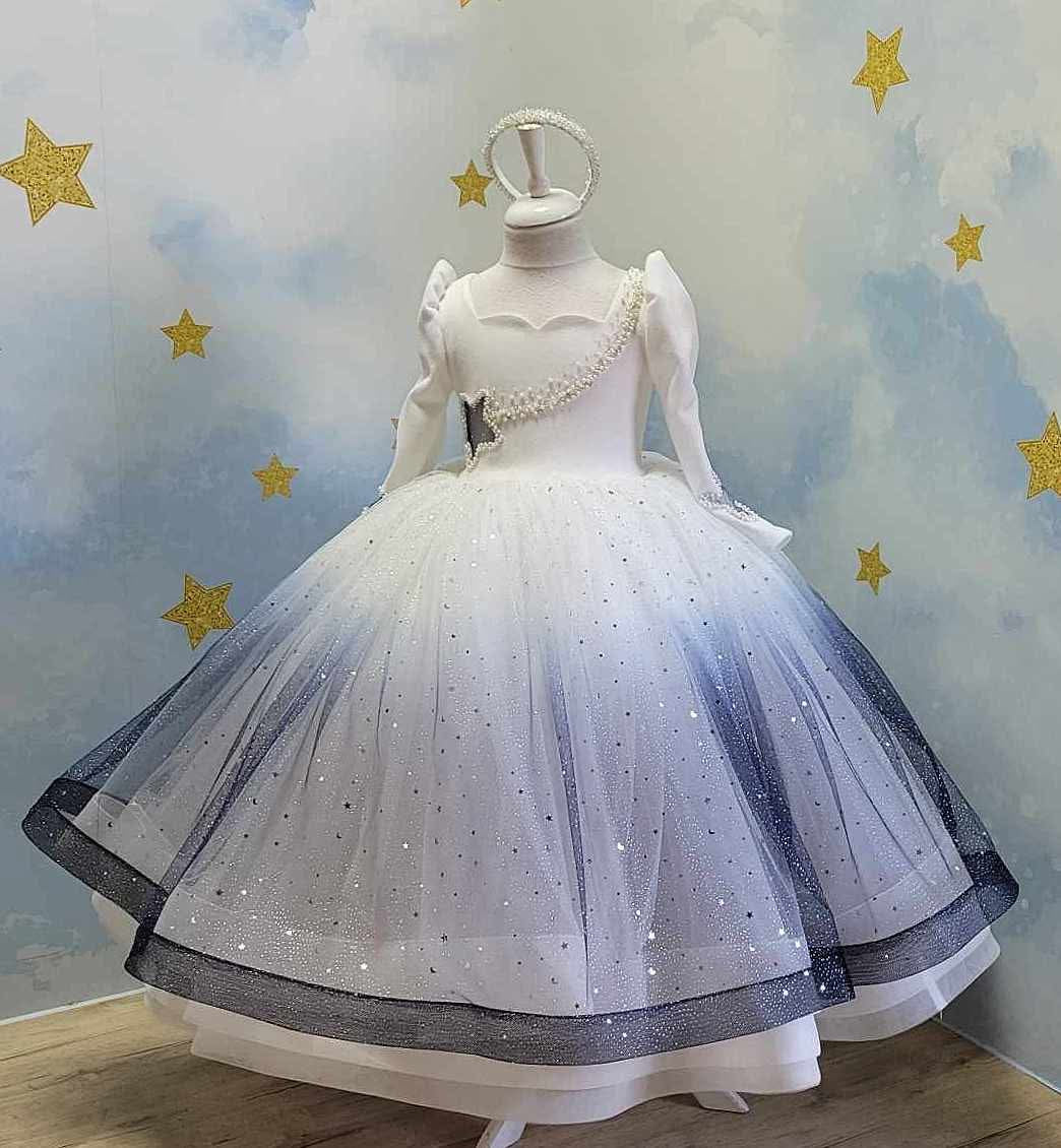 Negozio di abiti da cerimonia e principessa Disney fatti a mano per bambine, ricami personalizzati per neonati. Stile elegante e romantico, colore principale lilla.