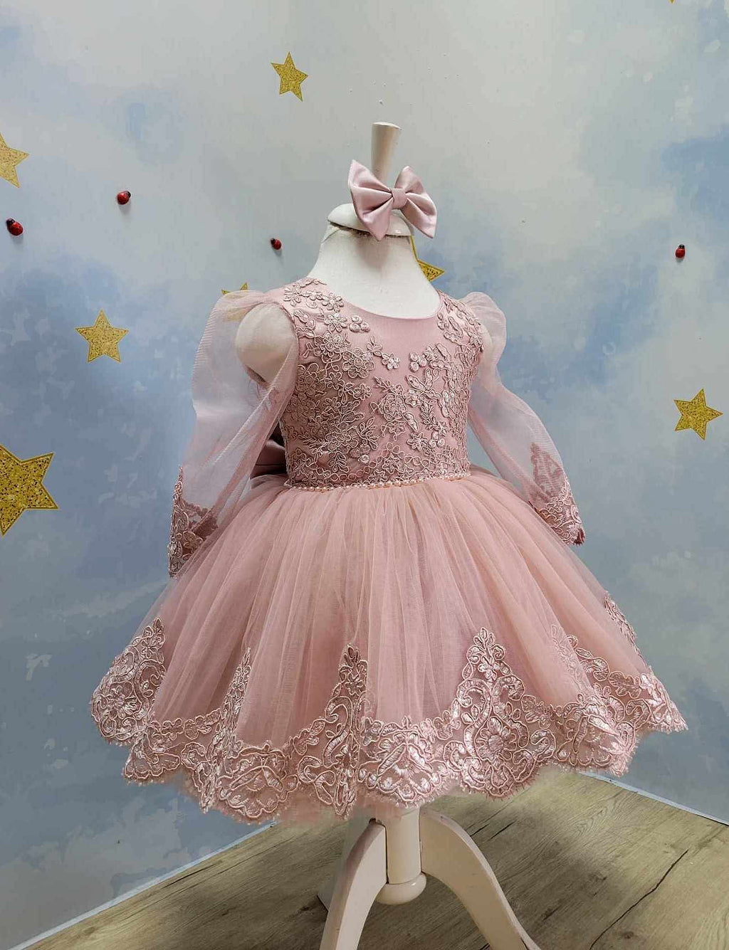 Negozio di abiti da cerimonia e principessa Disney fatti a mano per bambine, ricami personalizzati per neonati. Stile elegante e romantico, colore principale lilla.