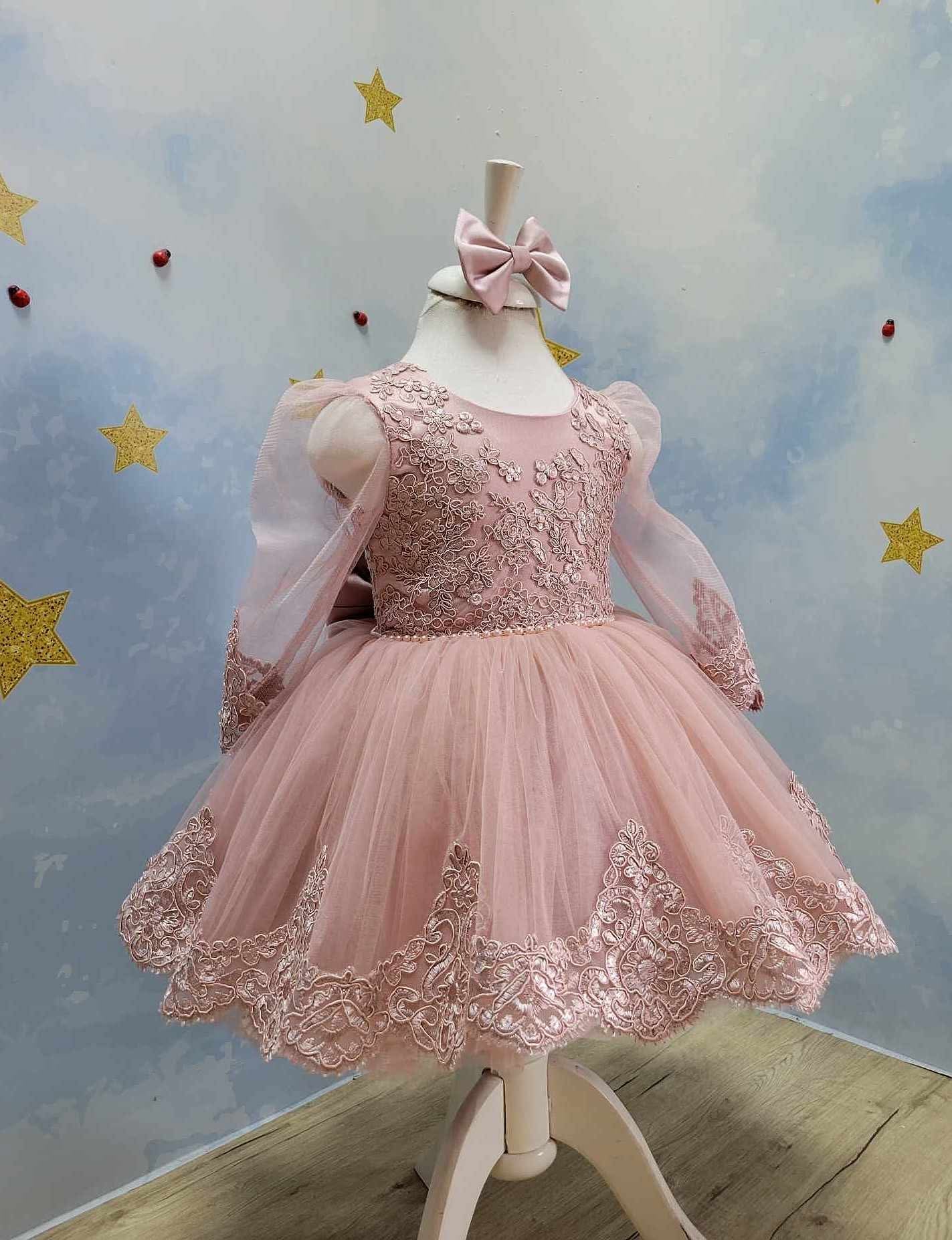 Negozio di abiti da cerimonia e principessa Disney fatti a mano per bambine, ricami personalizzati per neonati. Stile elegante e romantico, colore principale lilla.