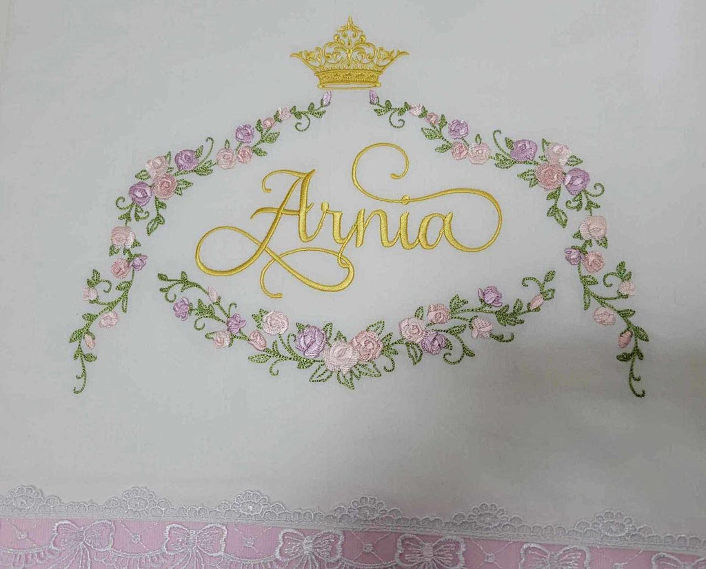 Negozio di abiti da cerimonia e principessa Disney fatti a mano per bambine, ricami personalizzati per neonati. Stile elegante e romantico, colore principale lilla.