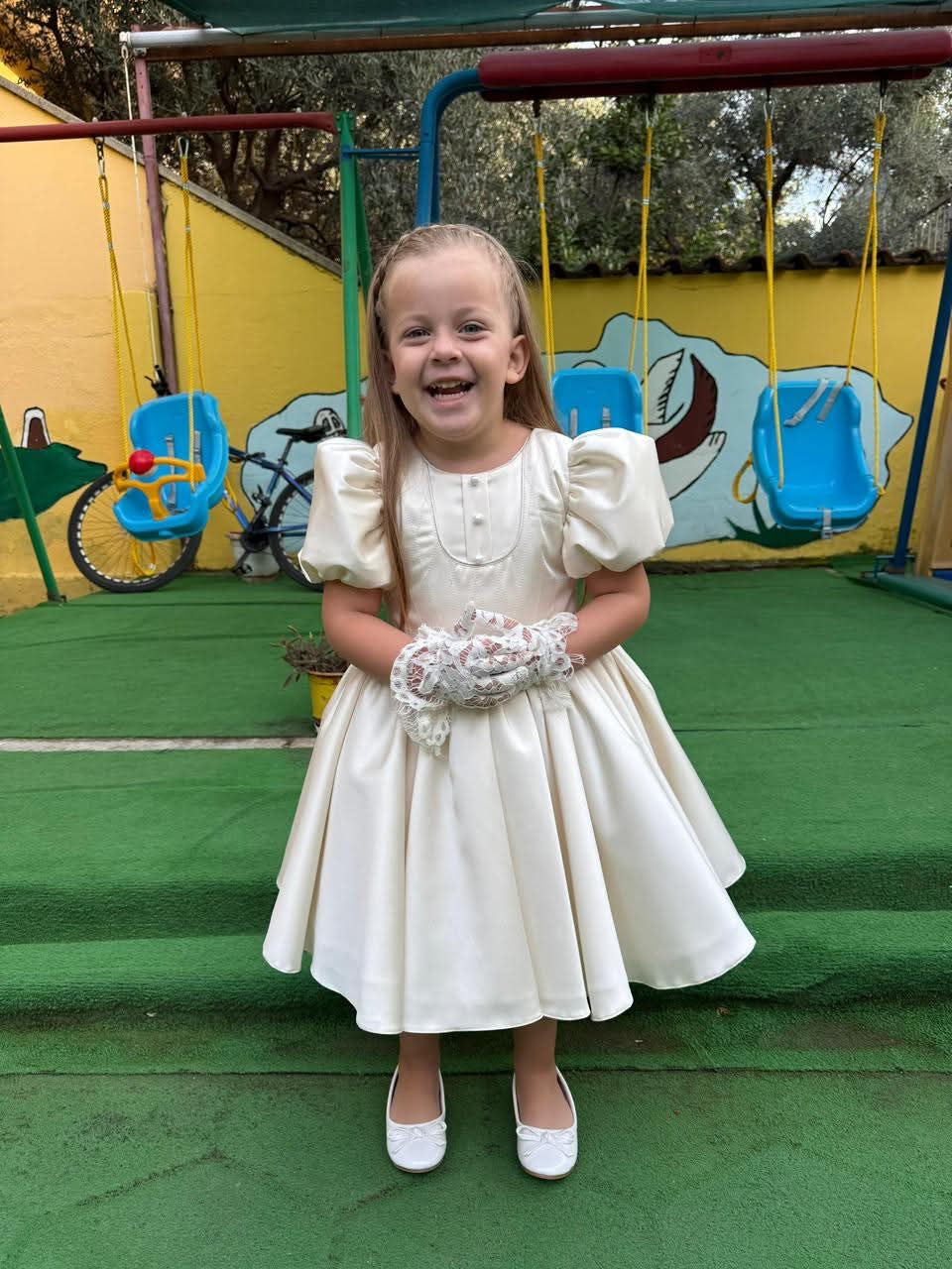 Negozio di abiti da cerimonia e principessa Disney fatti a mano per bambine, ricami personalizzati per neonati. Stile elegante e romantico, colore principale lilla.