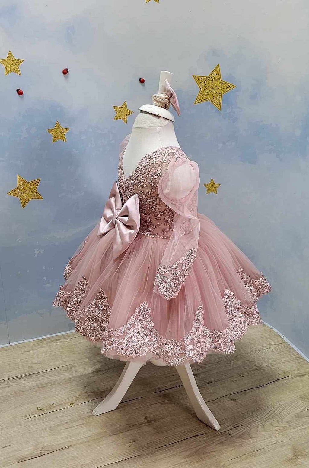Negozio di abiti da cerimonia e principessa Disney fatti a mano per bambine, ricami personalizzati per neonati. Stile elegante e romantico, colore principale lilla.