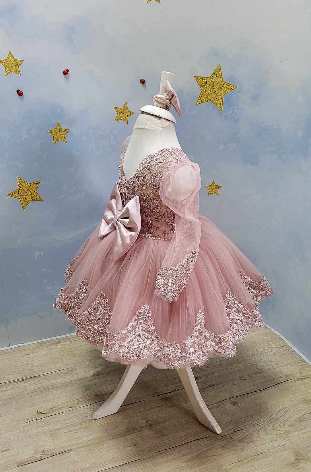 Negozio di abiti da cerimonia e principessa Disney fatti a mano per bambine, ricami personalizzati per neonati. Stile elegante e romantico, colore principale lilla.