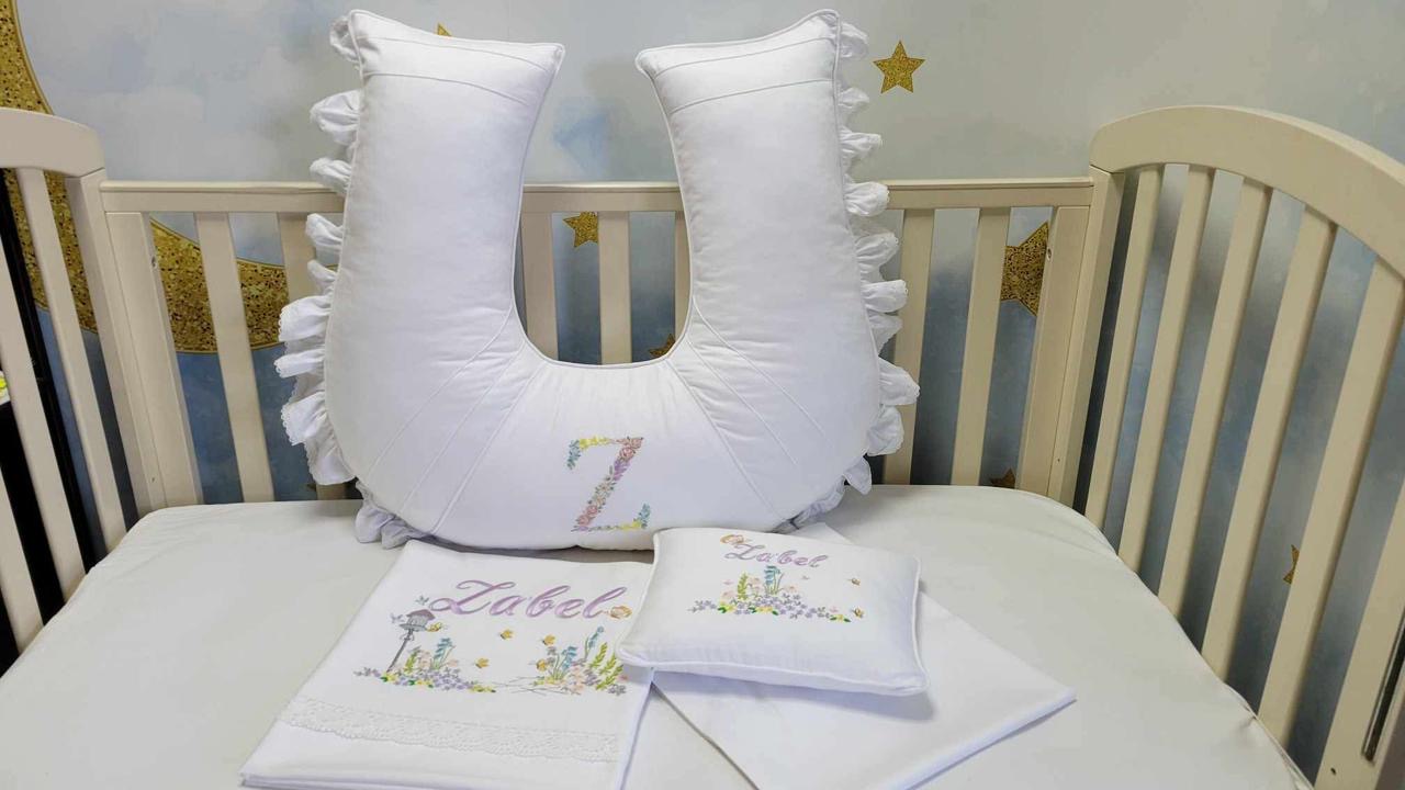 Negozio di abiti da cerimonia e principessa Disney fatti a mano per bambine, ricami personalizzati per neonati. Stile elegante e romantico, colore principale lilla.